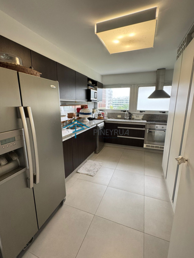 Apartamento en Venta en Brava, primera línea. 3 suites, dep. servicio. Full amenities