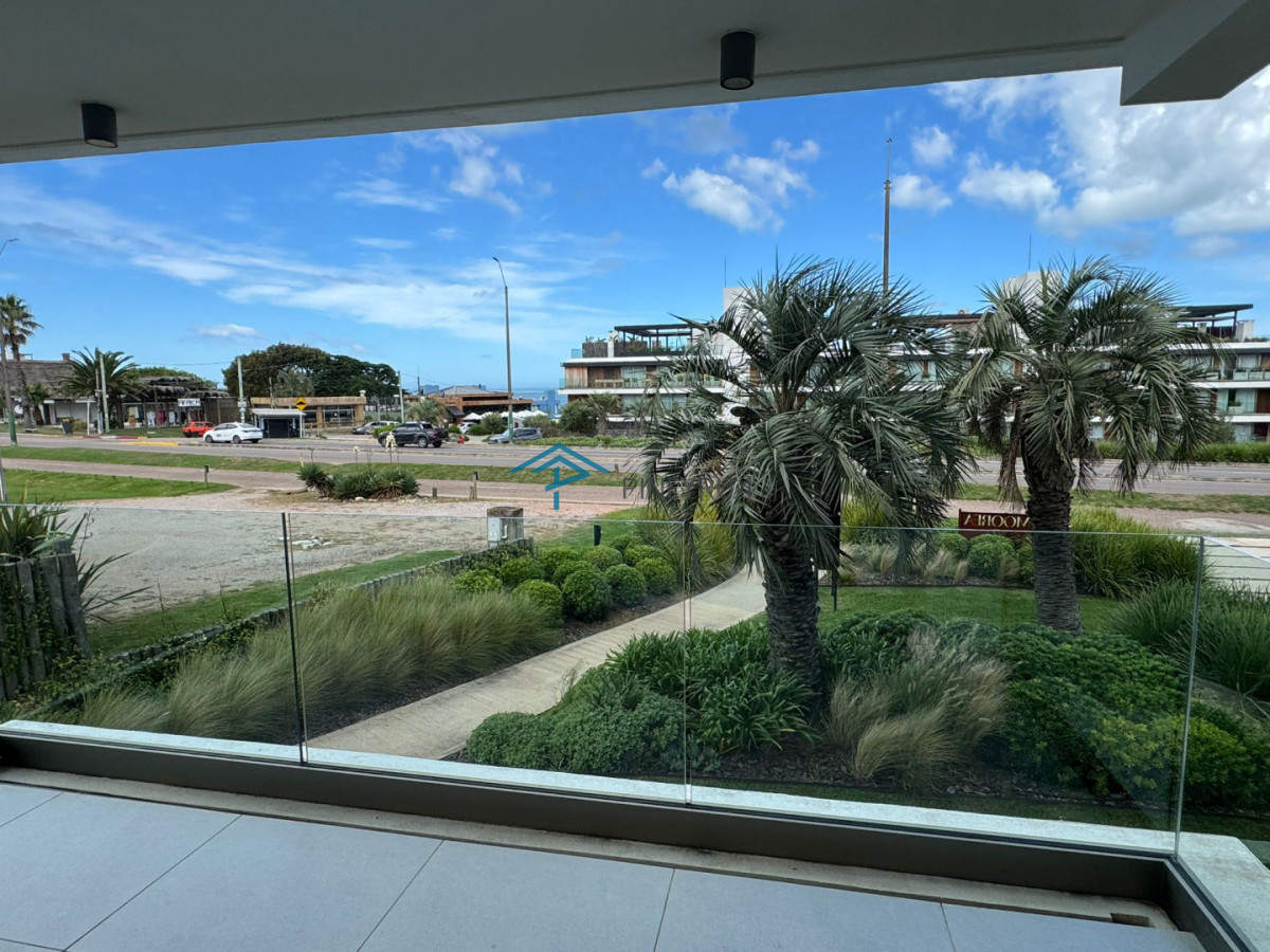 Manantiales, primera línea, 2 suites, terraza al frente con vista al mar.