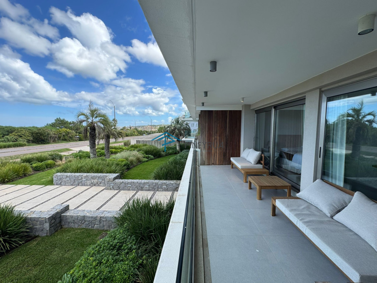 Manantiales, primera línea, 2 suites, terraza al frente con vista al mar.