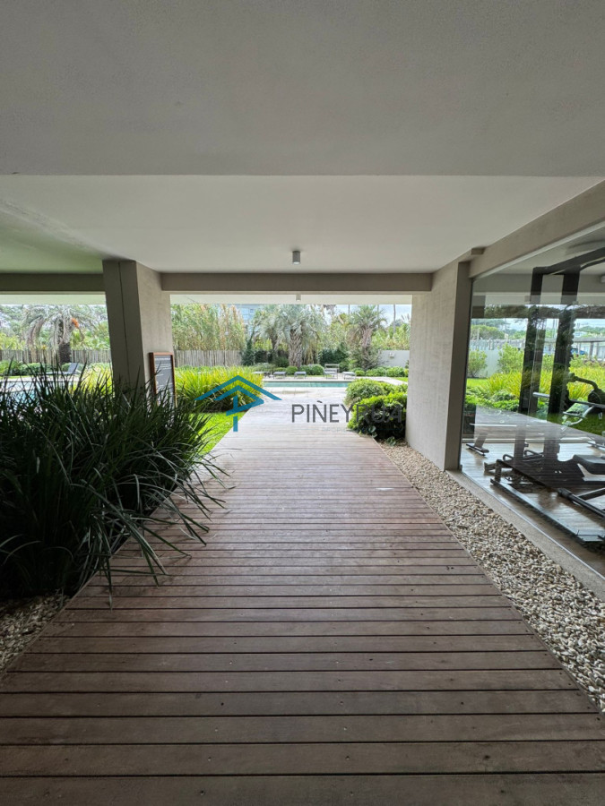 Manantiales, primera línea, 2 suites, terraza al frente con vista al mar.