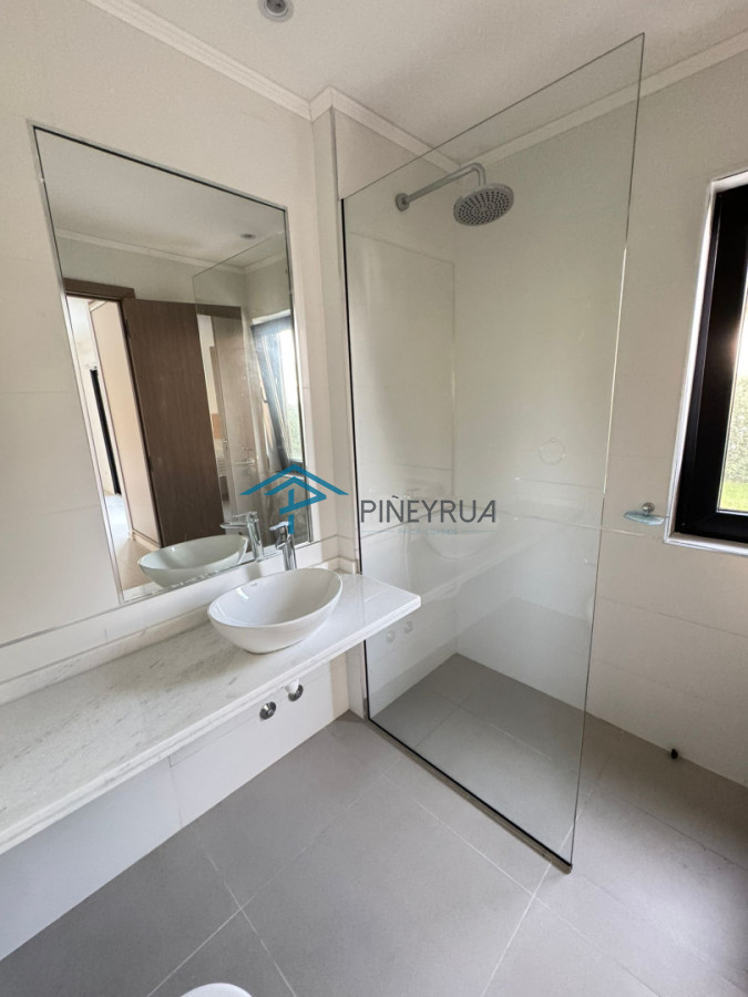 Venta apartamento tipo casa de 3 dormitorios con jardín en Bosque Suspiros - La Barra