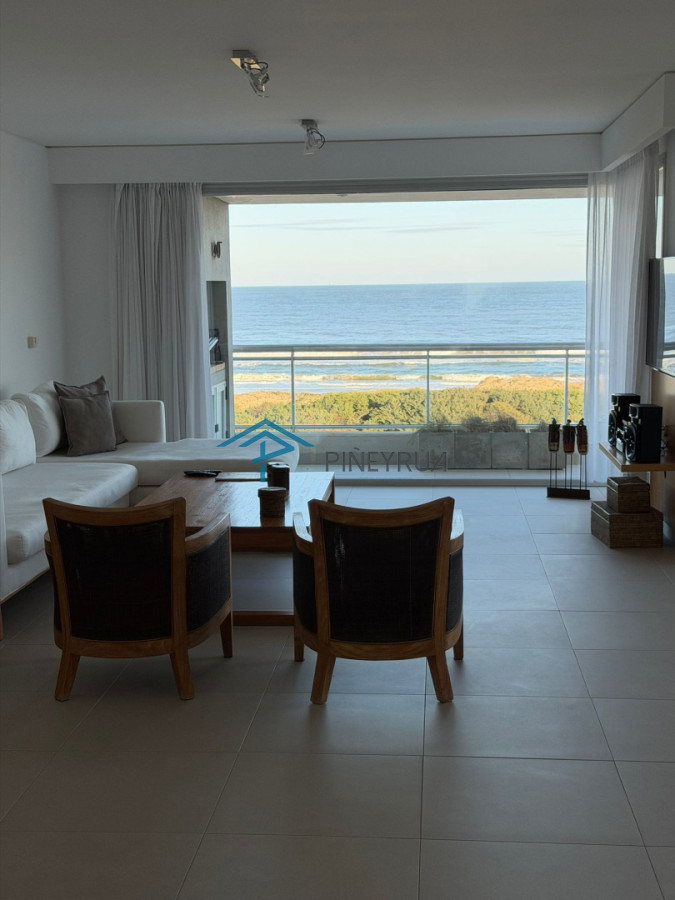 Apartamento en Venta en Brava, frente al mar, parrillero propio, 3 suites, 200 m2.