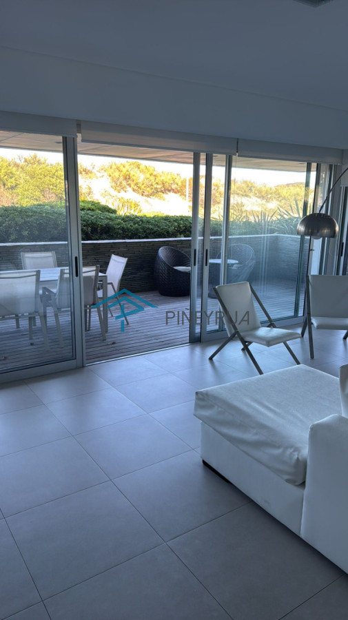 Venta de Apartamento frente al mar, Parada 28 de la Brava en Punta del Este.