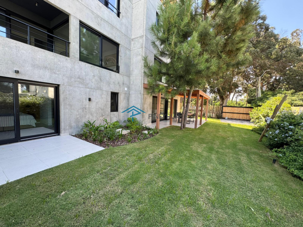 Venta apartamento tipo casa de 3 dormitorios con jardín en Bosque Suspiros - La Barra