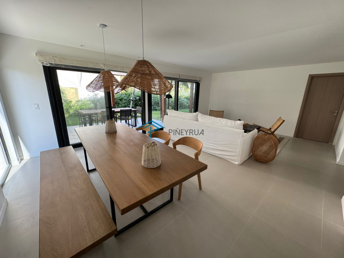 Venta apartamento tipo casa de 3 dormitorios con jardín en Bosque Suspiros - La Barra