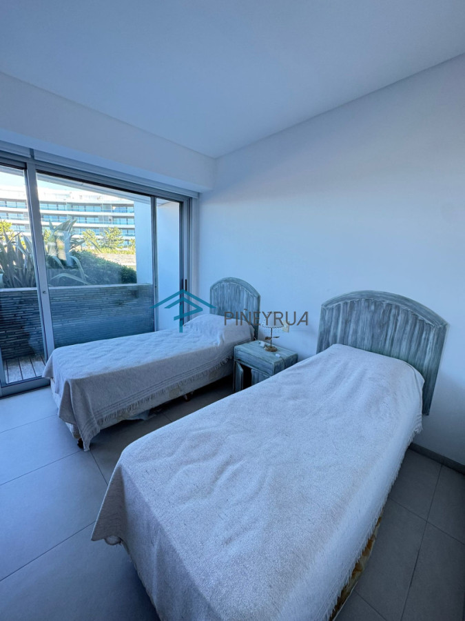 Venta de Apartamento frente al mar, Parada 28 de la Brava en Punta del Este.