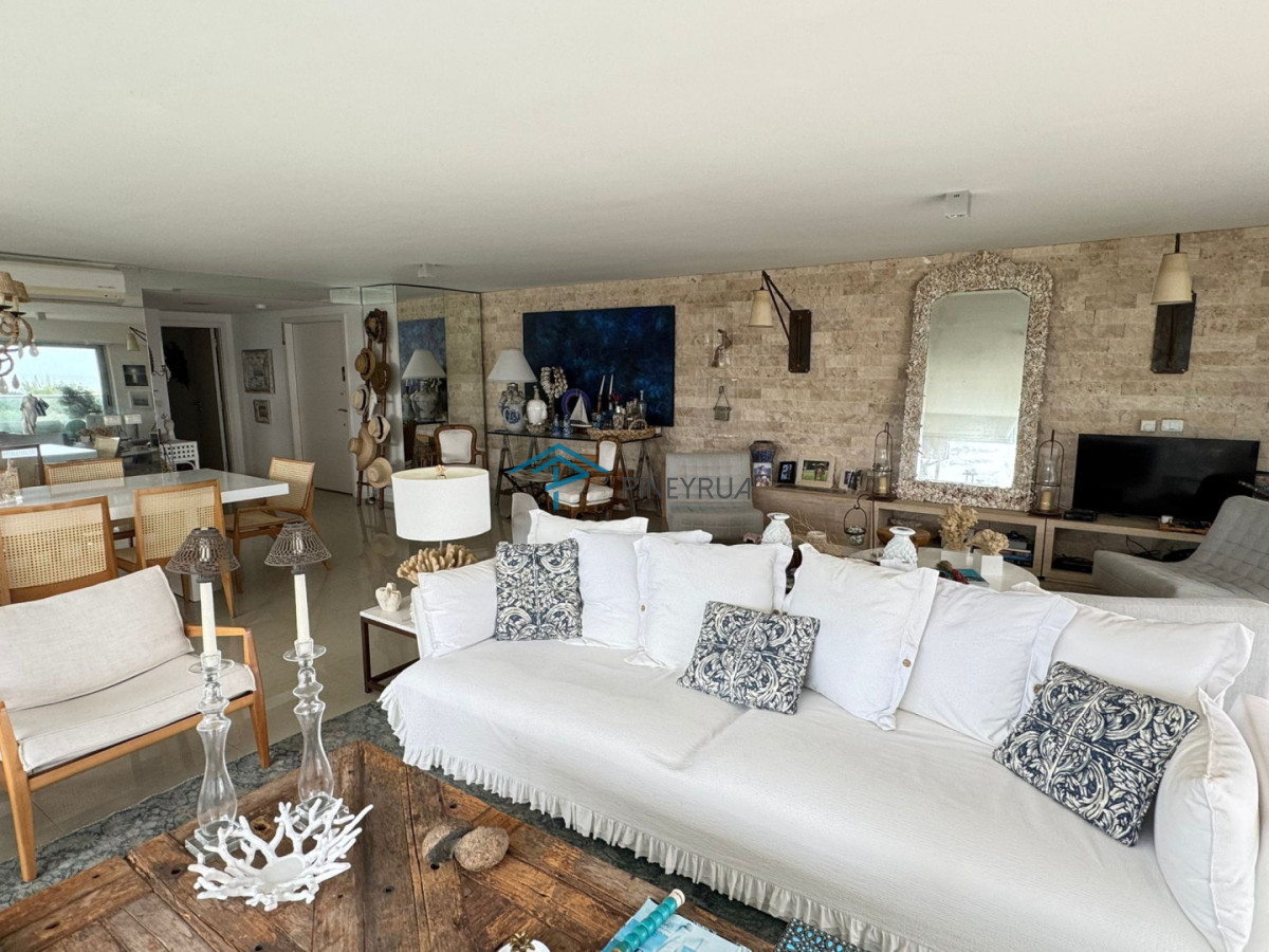 Apartamento en Venta en Brava, primera línea. 3 suites, dep. servicio. Full amenities