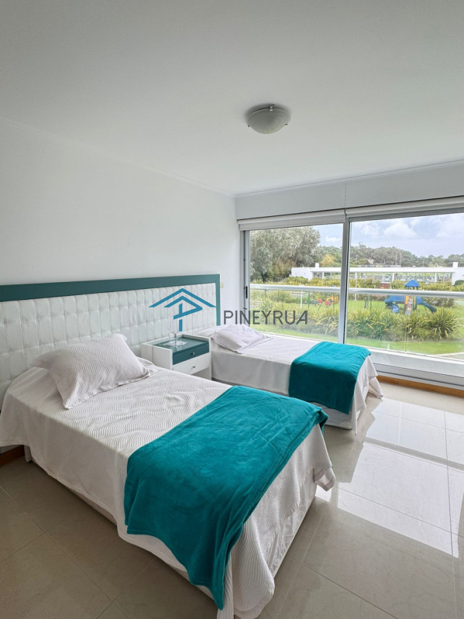 Apartamento en Brava, Primera Línea, 2 suites, terraza al frente con vista al mar.