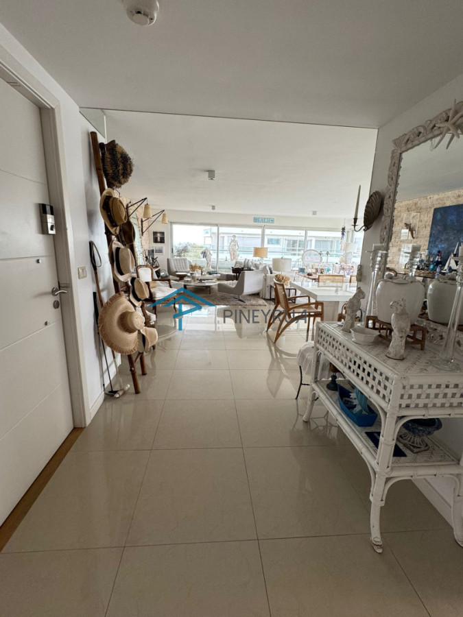 Apartamento en Venta en Brava, primera línea. 3 suites, dep. servicio. Full amenities