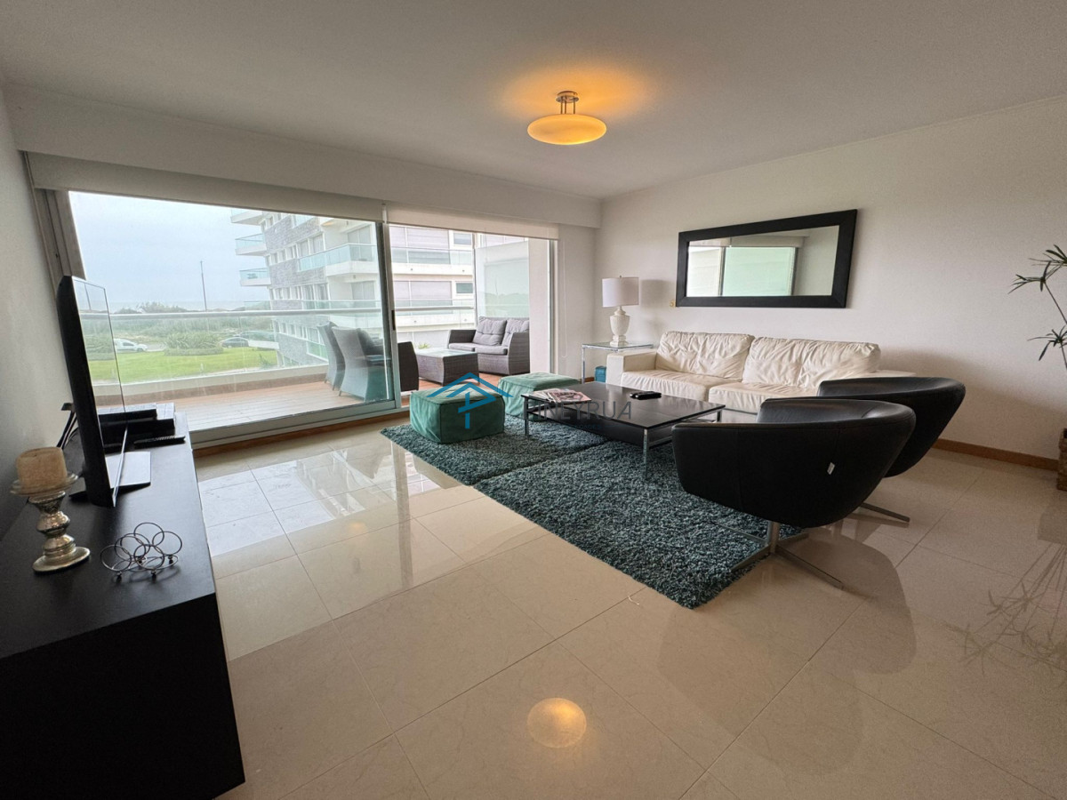 Apartamento en Brava, Primera Línea, 2 suites, terraza al frente con vista al mar.