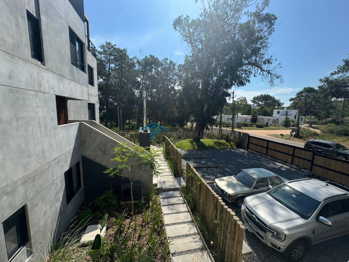 Venta apartamento tipo casa de 3 dormitorios con jardín en Bosque Suspiros - La Barra