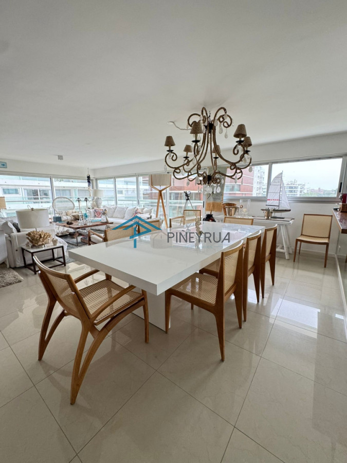 Apartamento en Venta en Brava, primera línea. 3 suites, dep. servicio. Full amenities