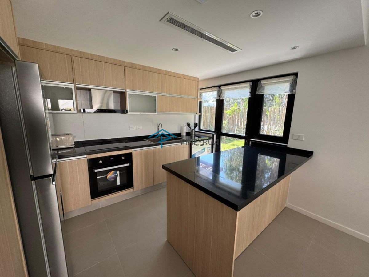 Venta apartamento tipo casa de 3 dormitorios con jardín en Bosque Suspiros - La Barra