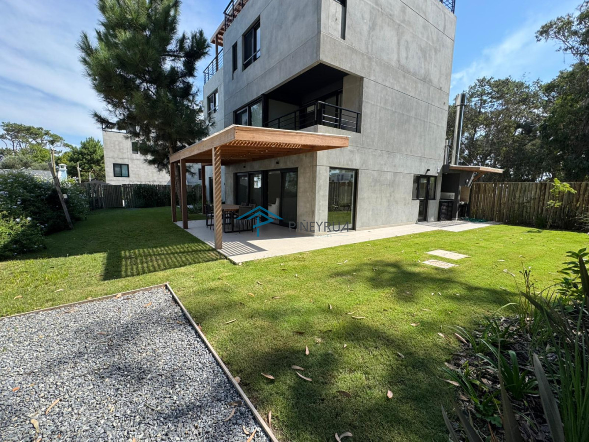 Venta apartamento tipo casa de 3 dormitorios con jardín en Bosque Suspiros - La Barra