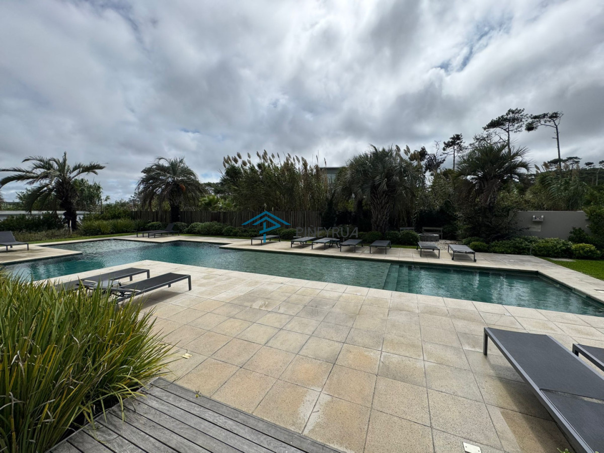 Manantiales, primera línea, 2 suites, terraza al frente con vista al mar.