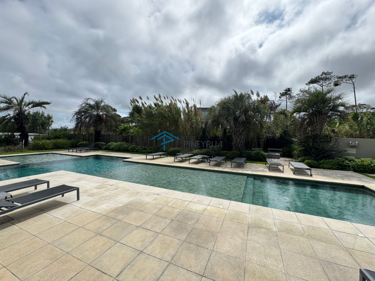 Manantiales, primera línea, 2 suites, terraza al frente con vista al mar.