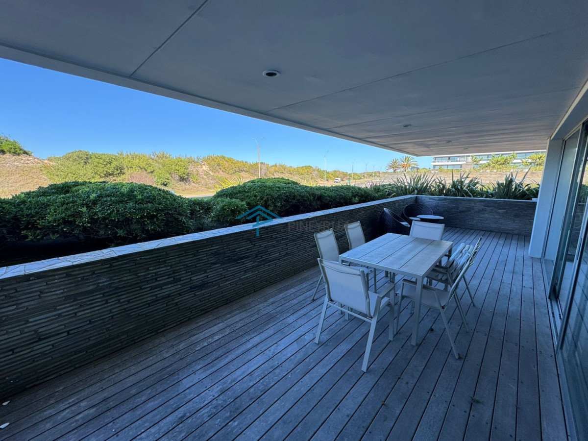 Venta de Apartamento frente al mar, Parada 28 de la Brava en Punta del Este.