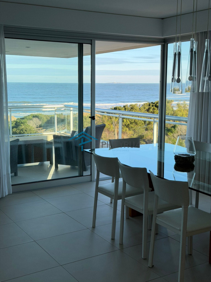Apartamento en Venta en Brava, frente al mar, parrillero propio, 3 suites, 200 m2.