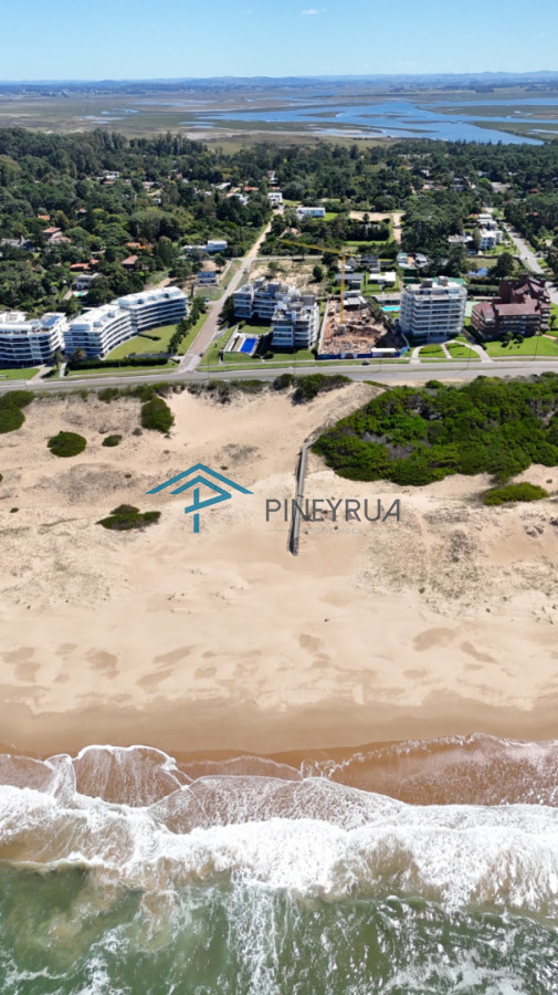 Venta de Apartamento frente al mar, Parada 28 de la Brava en Punta del Este.