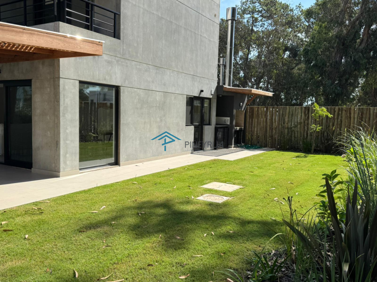 Venta apartamento tipo casa de 3 dormitorios con jardín en Bosque Suspiros - La Barra