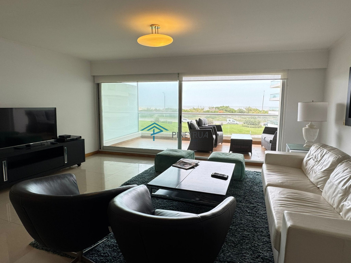 Apartamento en Brava, Primera Línea, 2 suites, terraza al frente con vista al mar.