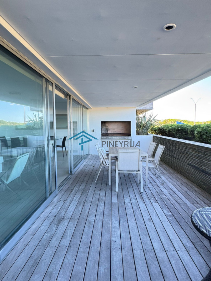 Venta de Apartamento frente al mar, Parada 28 de la Brava en Punta del Este.