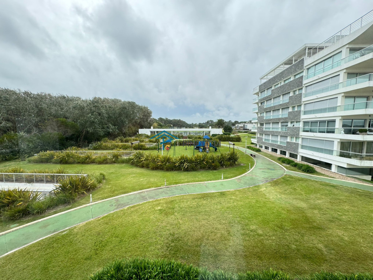 Apartamento en Venta en Brava, primera línea. 3 suites, dep. servicio. Full amenities