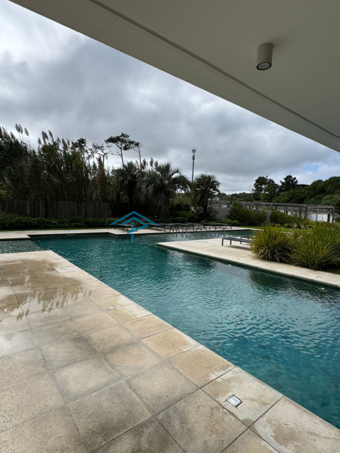 Manantiales, primera línea, 2 suites, terraza al frente con vista al mar.