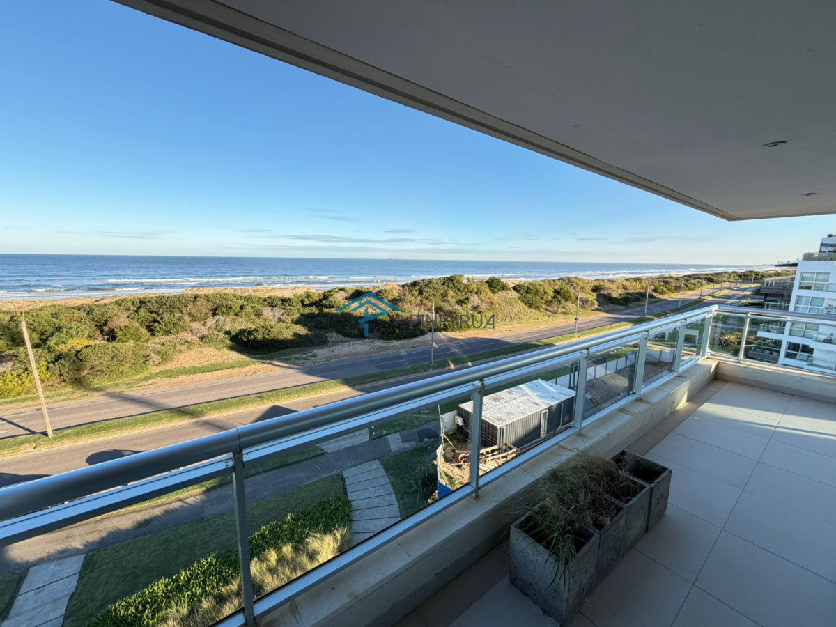 Apartamento en Venta en Brava, frente al mar, parrillero propio, 3 suites, 200 m2.