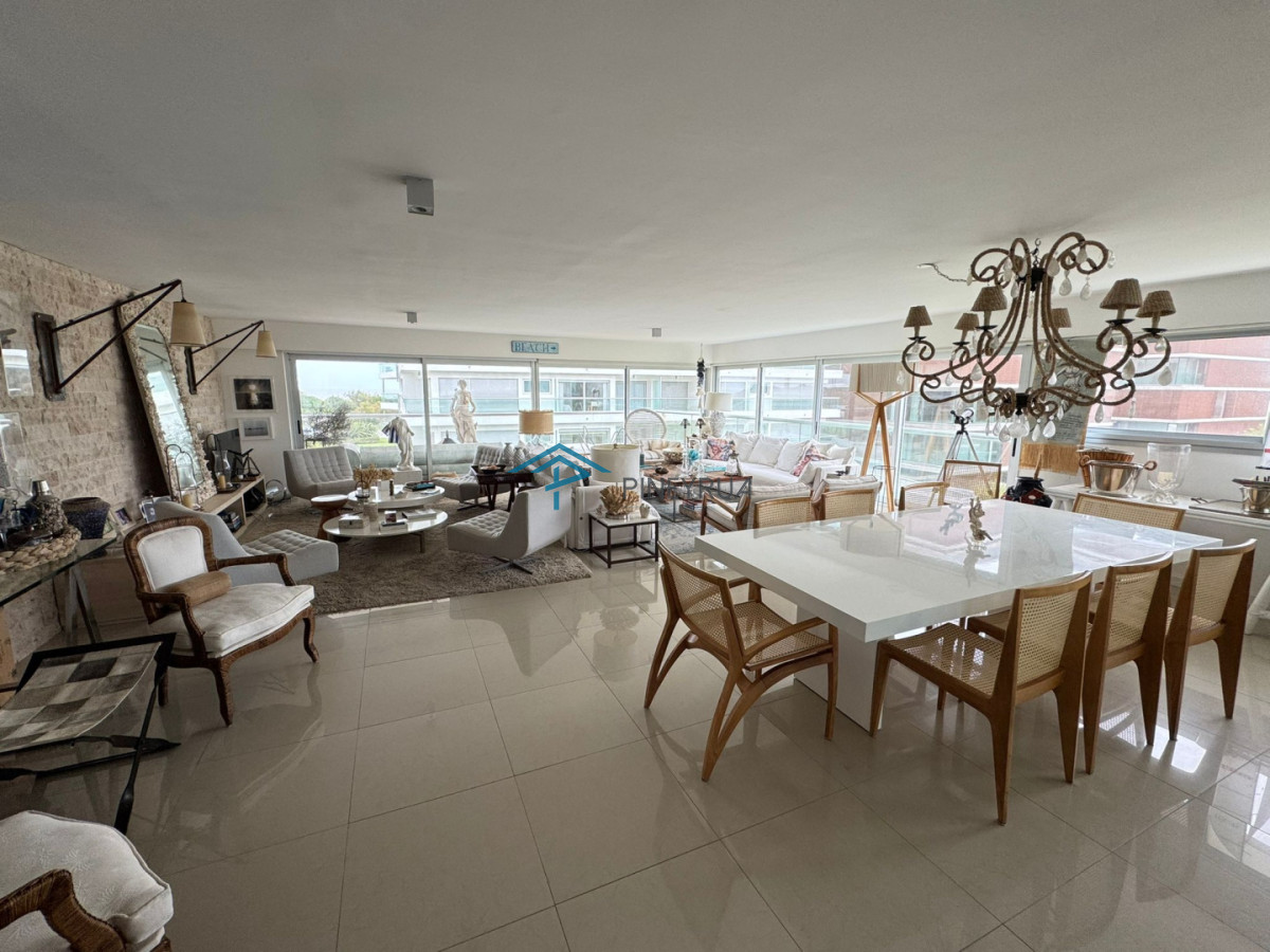 Apartamento en Venta en Brava, primera línea. 3 suites, dep. servicio. Full amenities