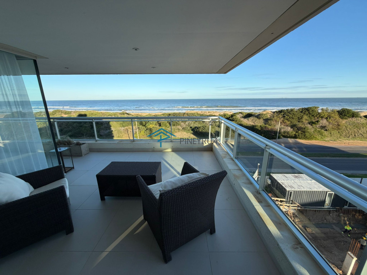 Apartamento en Venta en Brava, frente al mar, parrillero propio, 3 suites, 200 m2.