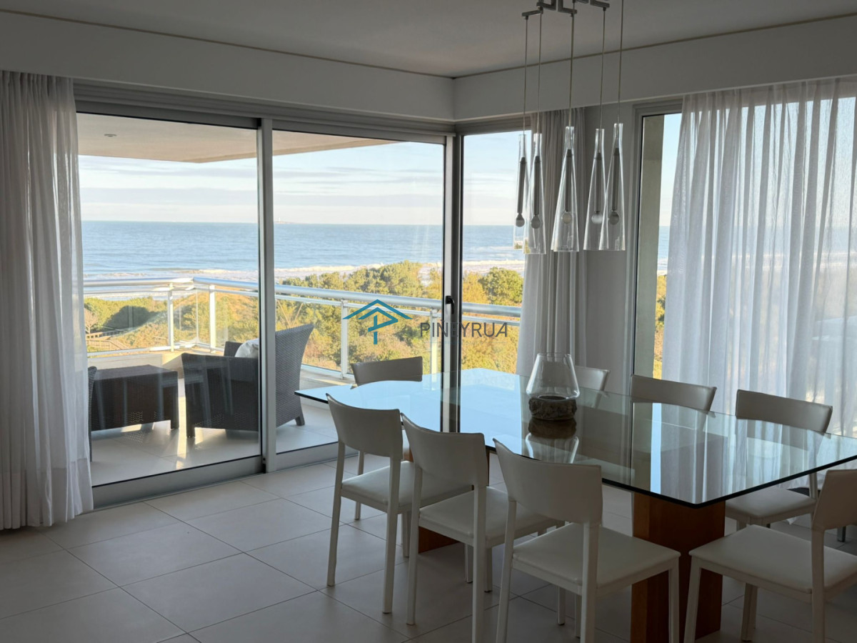 Apartamento en Venta en Brava, frente al mar, parrillero propio, 3 suites, 200 m2.