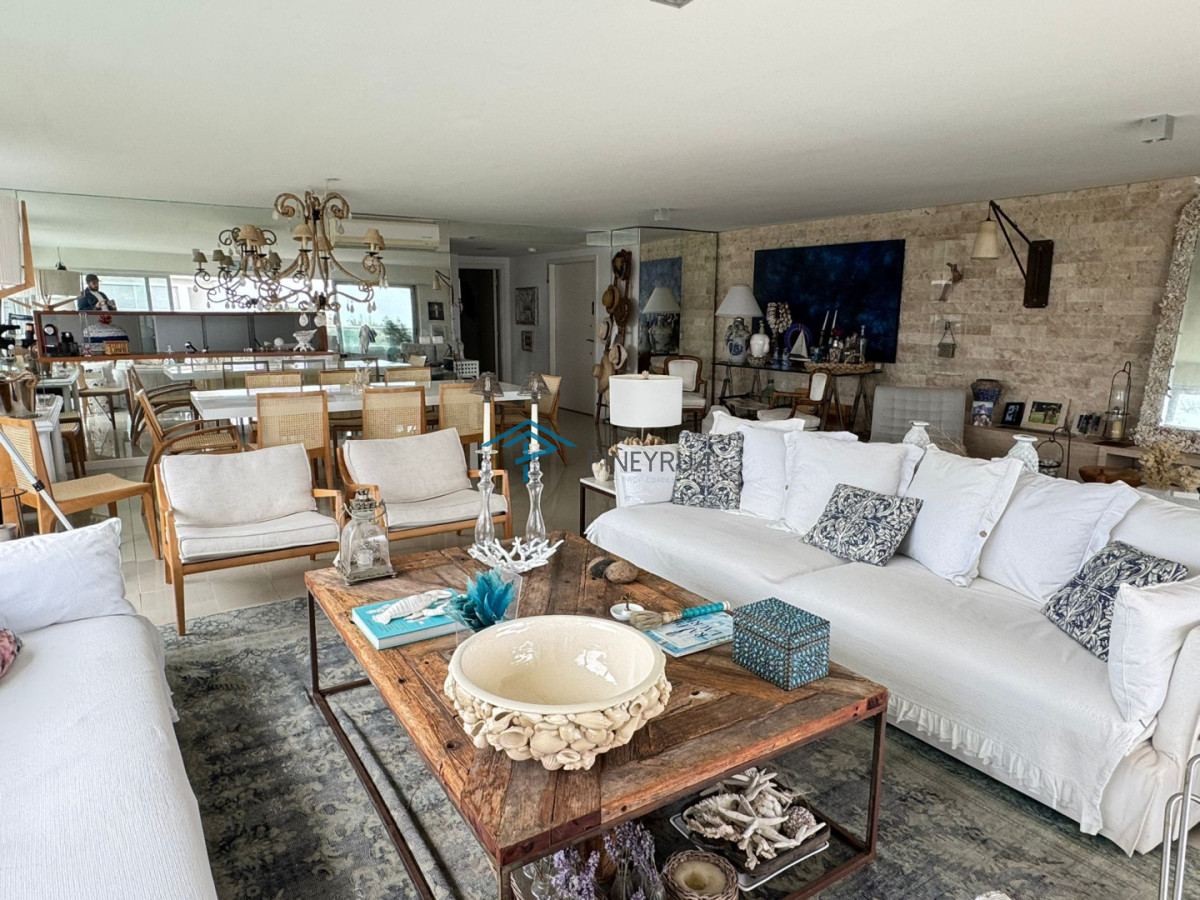 Apartamento en Venta en Brava, primera línea. 3 suites, dep. servicio. Full amenities