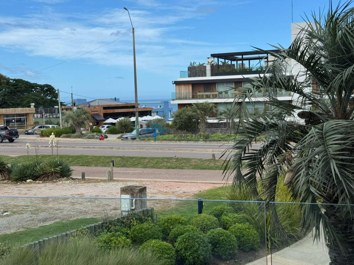Manantiales, primera línea, 2 suites, terraza al frente con vista al mar.