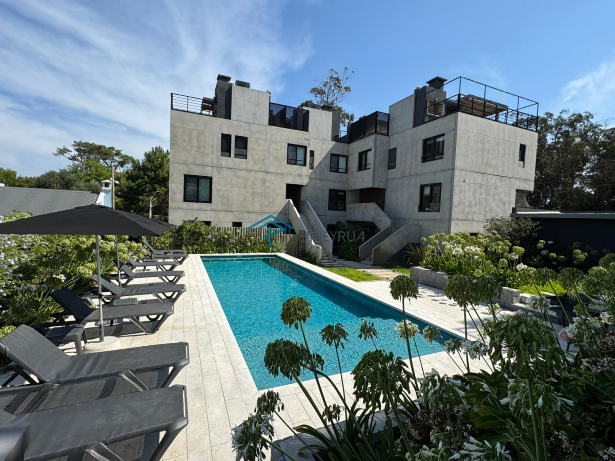 Venta apartamento tipo casa de 3 dormitorios con jardín en Bosque Suspiros - La Barra