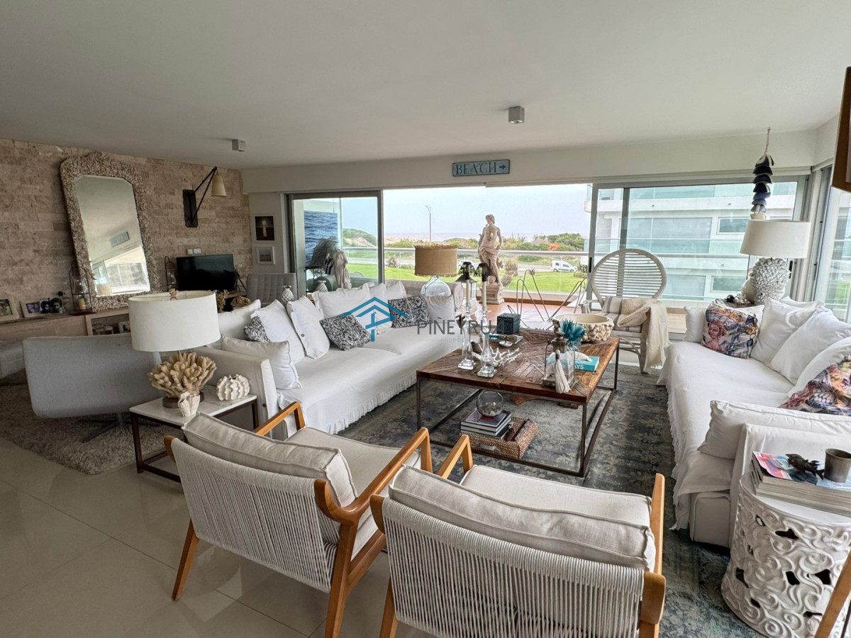 Apartamento en Venta en Brava, primera línea. 3 suites, dep. servicio. Full amenities