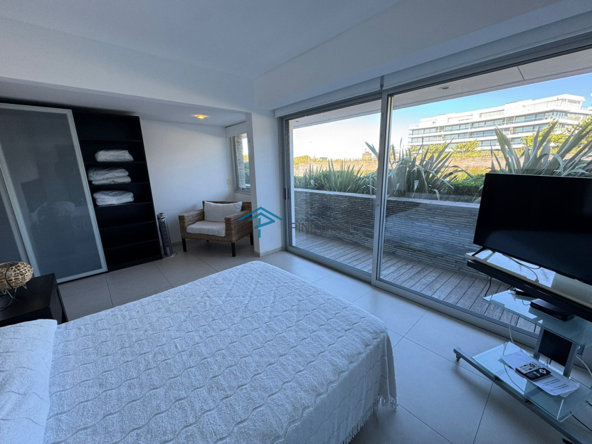 Venta de Apartamento frente al mar, Parada 28 de la Brava en Punta del Este.