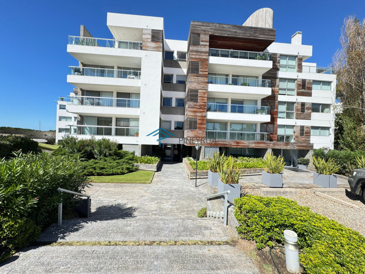 Venta de Apartamento frente al mar, Parada 28 de la Brava en Punta del Este.