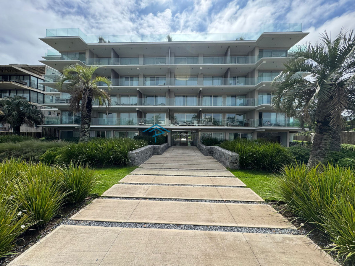 Manantiales, primera línea, 2 suites, terraza al frente con vista al mar.