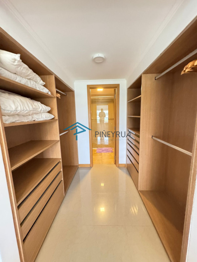 Apartamento en Brava, Primera Línea, 2 suites, terraza al frente con vista al mar.