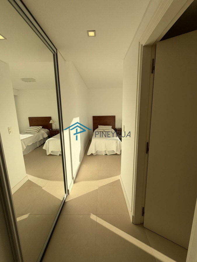 Apartamento en Venta en Brava, frente al mar, parrillero propio, 3 suites, 200 m2.