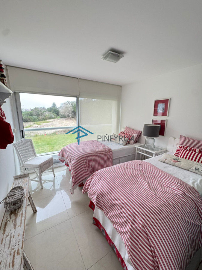 Apartamento en Venta en Brava, primera línea. 3 suites, dep. servicio. Full amenities