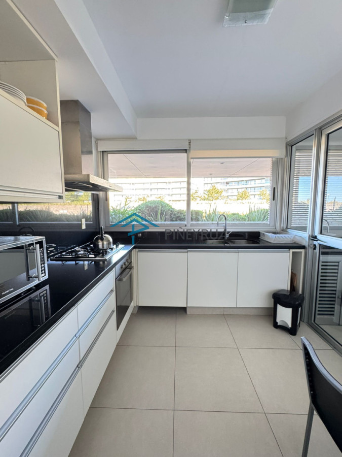 Venta de Apartamento frente al mar, Parada 28 de la Brava en Punta del Este.