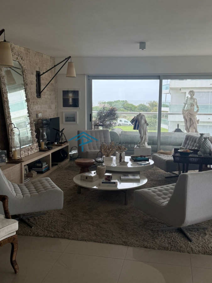 Apartamento en Venta en Brava, primera línea. 3 suites, dep. servicio. Full amenities