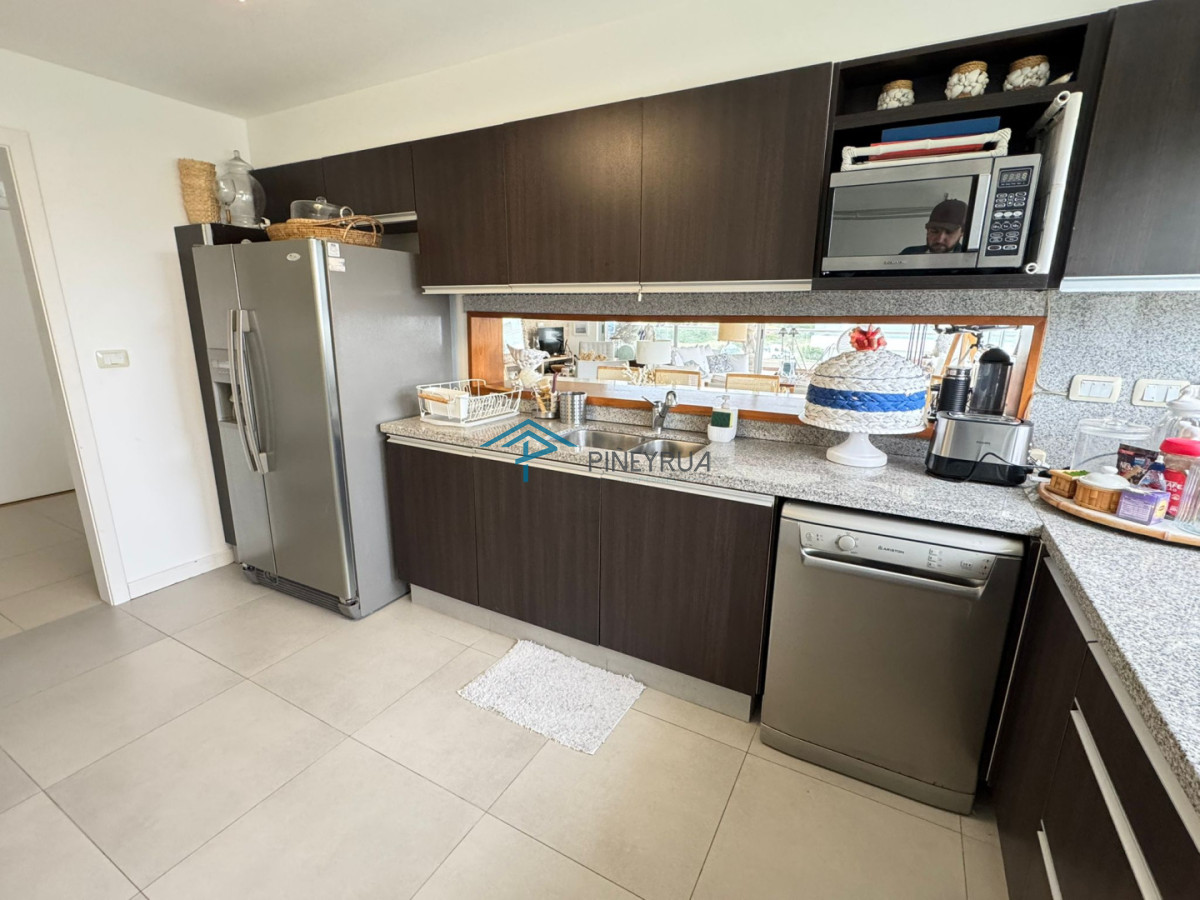 Apartamento en Venta en Brava, primera línea. 3 suites, dep. servicio. Full amenities