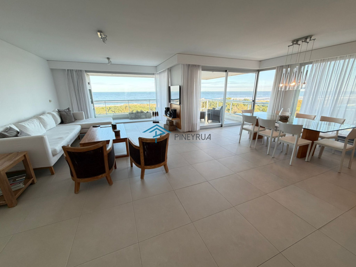 Apartamento en Venta en Brava, frente al mar, parrillero propio, 3 suites, 200 m2.