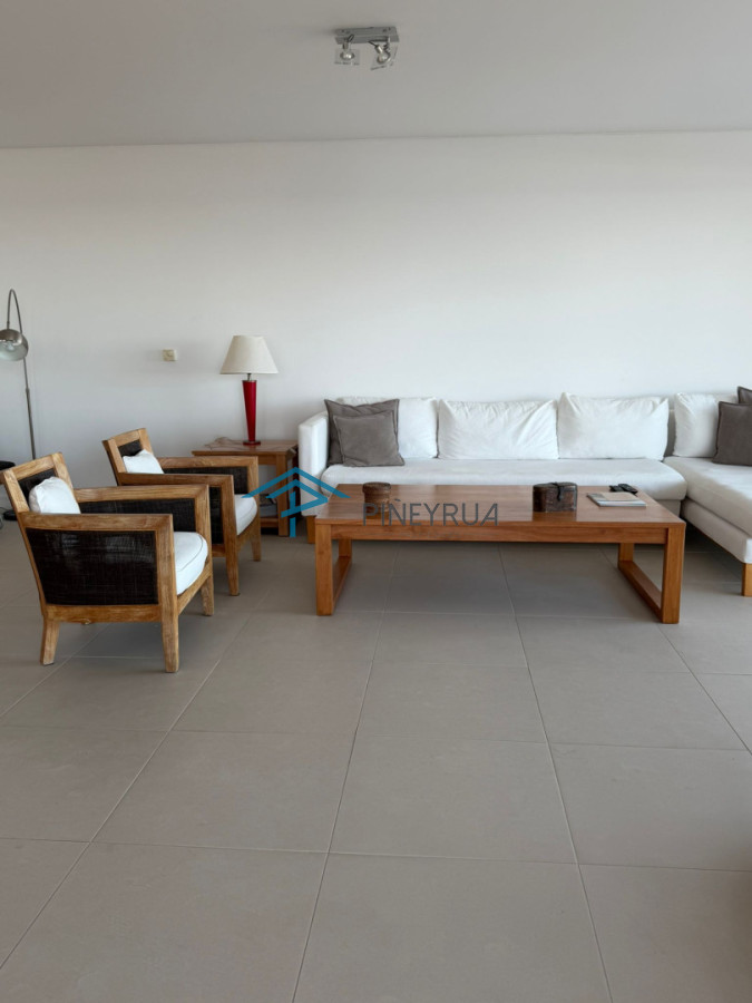 Apartamento en Venta en Brava, frente al mar, parrillero propio, 3 suites, 200 m2.