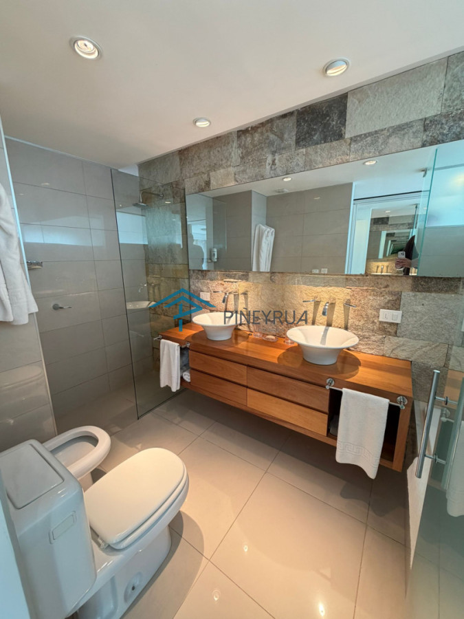 Apartamento en Venta en Brava, frente al mar, parrillero propio, 3 suites, 200 m2.