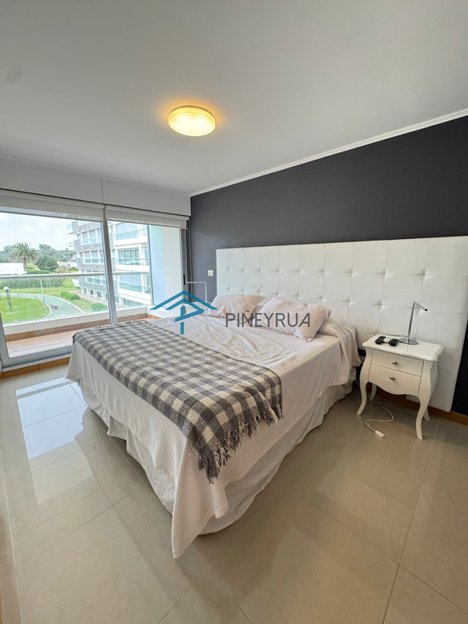 Apartamento en Brava, Primera Línea, 2 suites, terraza al frente con vista al mar.