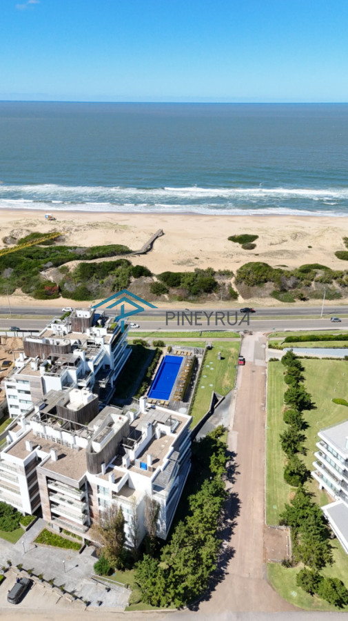 Venta de Apartamento frente al mar, Parada 28 de la Brava en Punta del Este.